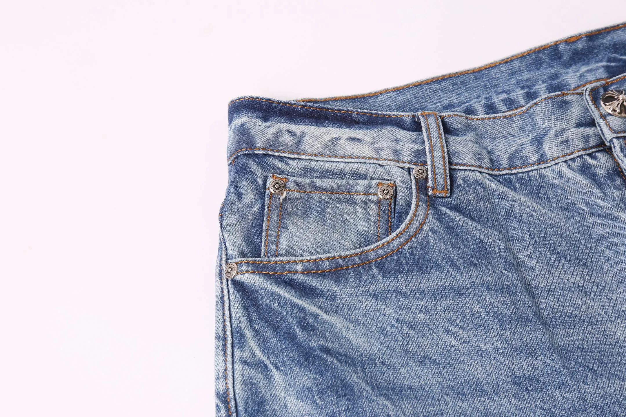 P280 Style No.: H882 Chrome Heart & Chrome Heart Blue Pants Colored Leather Heavy Duty Jeans ChromeHearts#Design Jeans Invincible Texture Ceiling-Level Jeans Hard to Find at the Counter‼ ️ Cross patchwork leather jeans, top-notch heavy-duty washing process, calfskin laser-cut cross, distressed silver hardware, straight version to make the upper body slimmer, that lesbian style Color: blue Size: 28-30-32-34-36